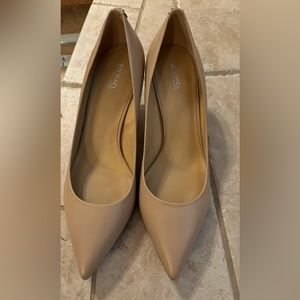 Michael Kors 9M kitten heel pump. new never worn. Cream, light taupe color.